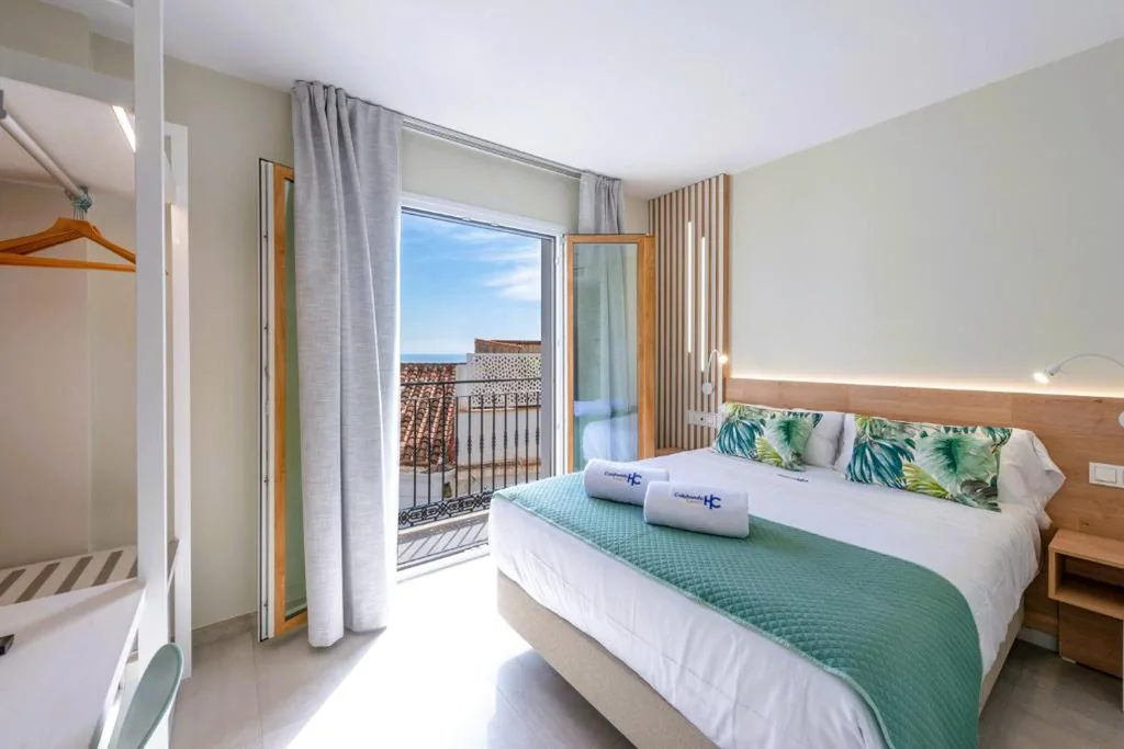 Habitación Doble Deluxe con balcón y vistas parciales al mar — HC Calahonda Beach Nerja