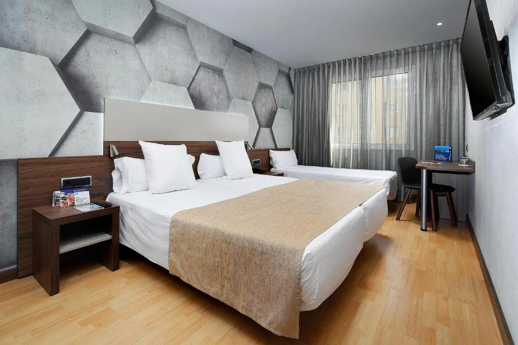Doppelzimmer mit Zustellbett (2 Erwachsene + 1 Kind) und 2 Betten — HCC Montblanc
