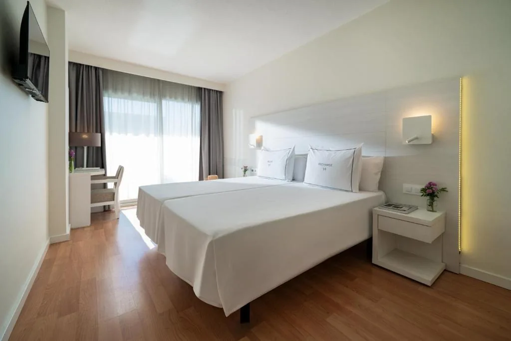 Kamer met 2 eenpersoonsbedden, balkon en uitzicht op het zwembad — Helios Mallorca Hotel & Apartments