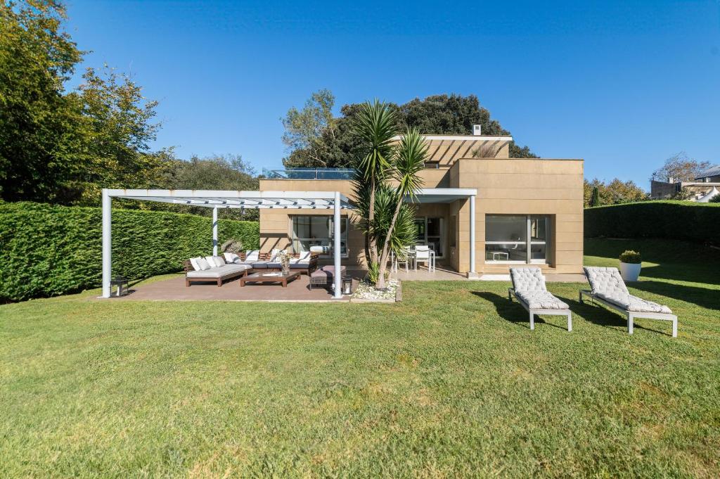 helloasturias, Casa en Llanes con piscina, jardín, cerca de la playa.