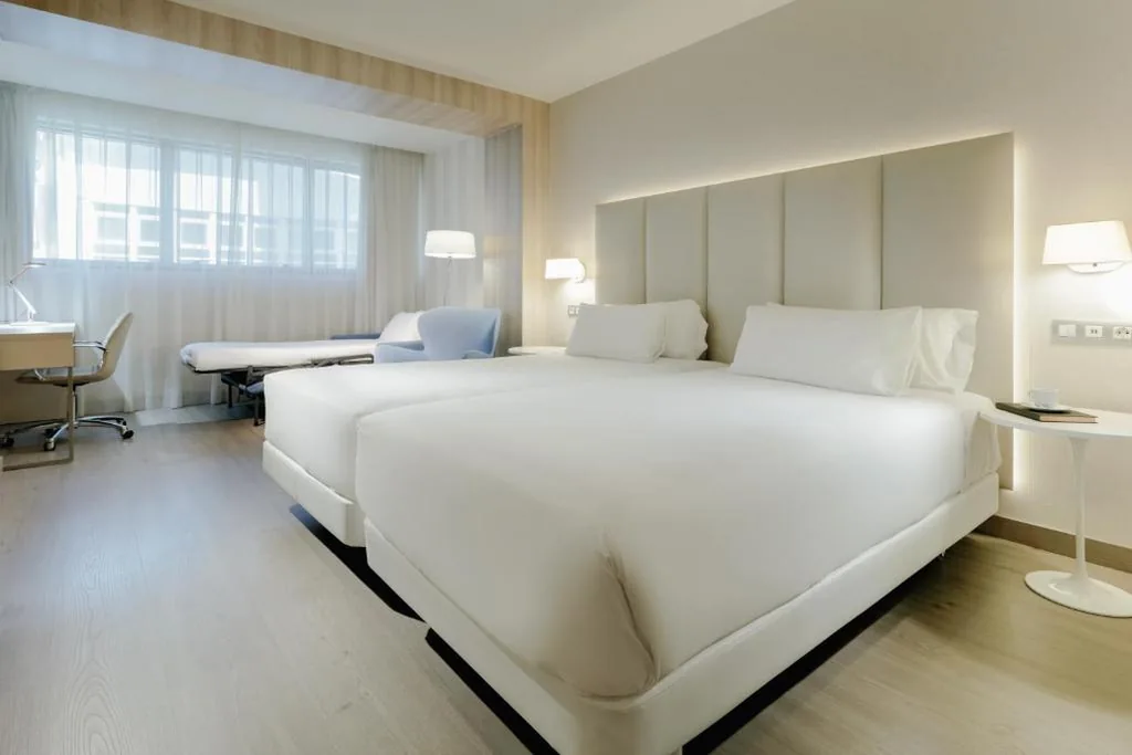 エキストラベッド付きスタンダードダブルルーム - ベッド1台または2台 — Hesperia A Coruña Centro