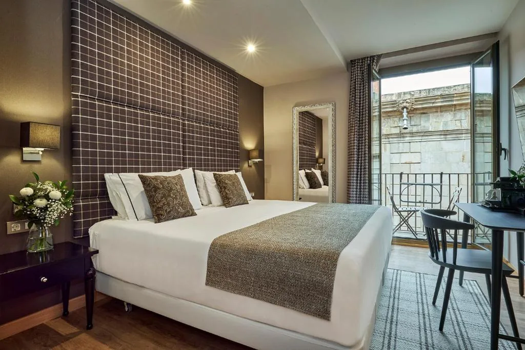 Superior-Doppelzimmer mit Balkon – 1 oder 2 Betten — Hesperia Barcelona Barri Gòtic