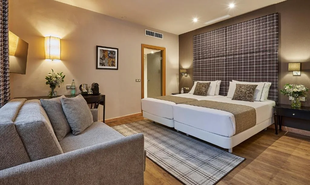 Komfort-Dreibettzimmer — Hesperia Barcelona Barri Gòtic