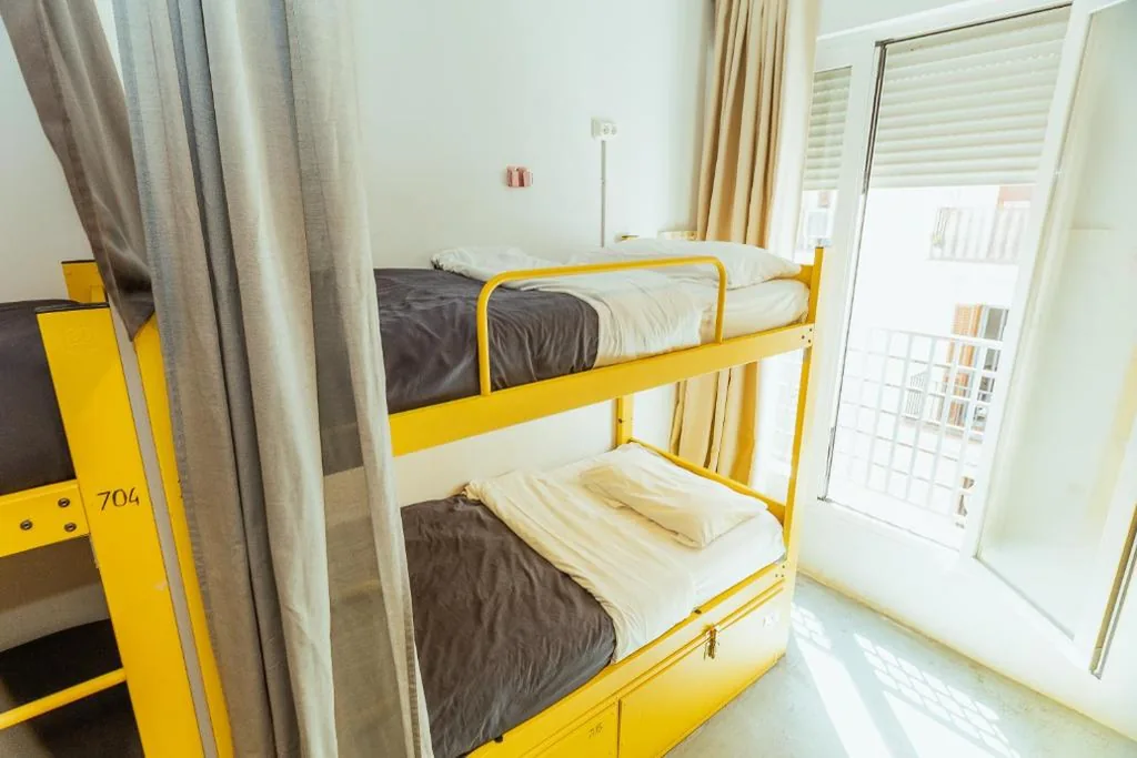 Cama en habitación compartida mixta de 10 camas — HeyLola! Hostel
