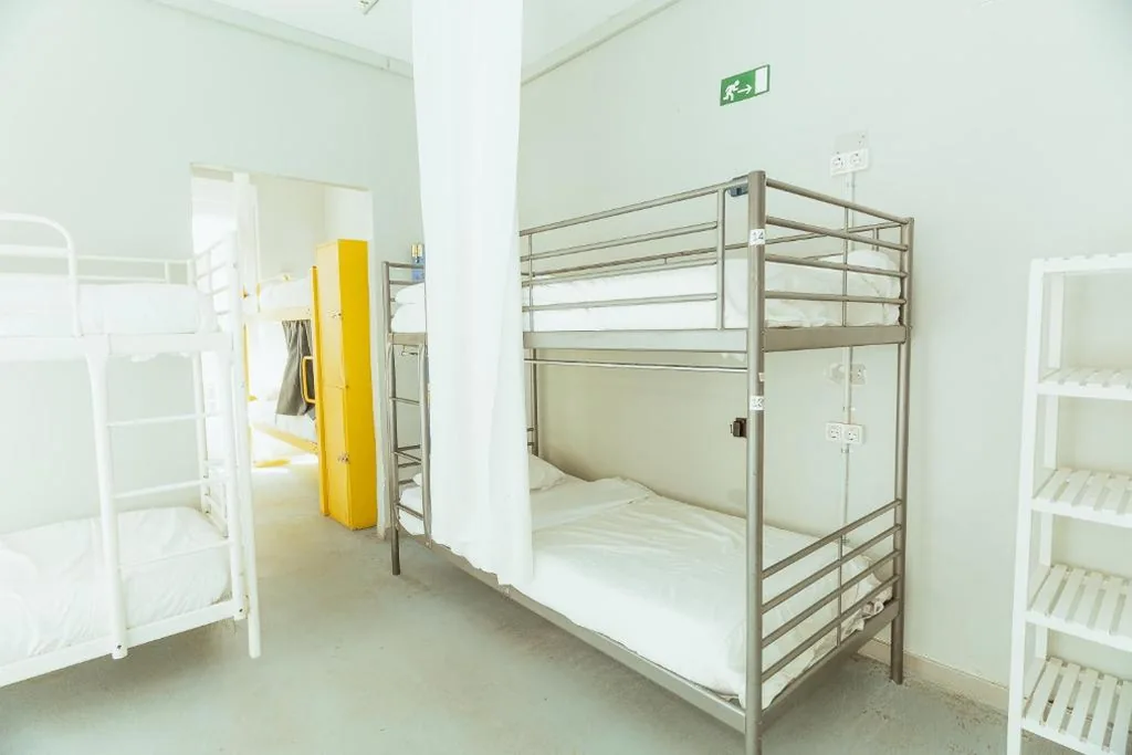 Cama Individual en dormitorio compartido mixto con 14 camas — HeyLola! Hostel