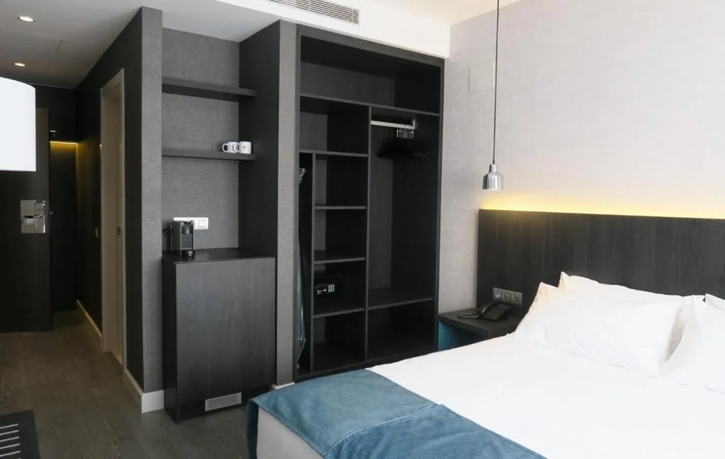 Habitación Doble Estándar — HG City Suites Barcelona