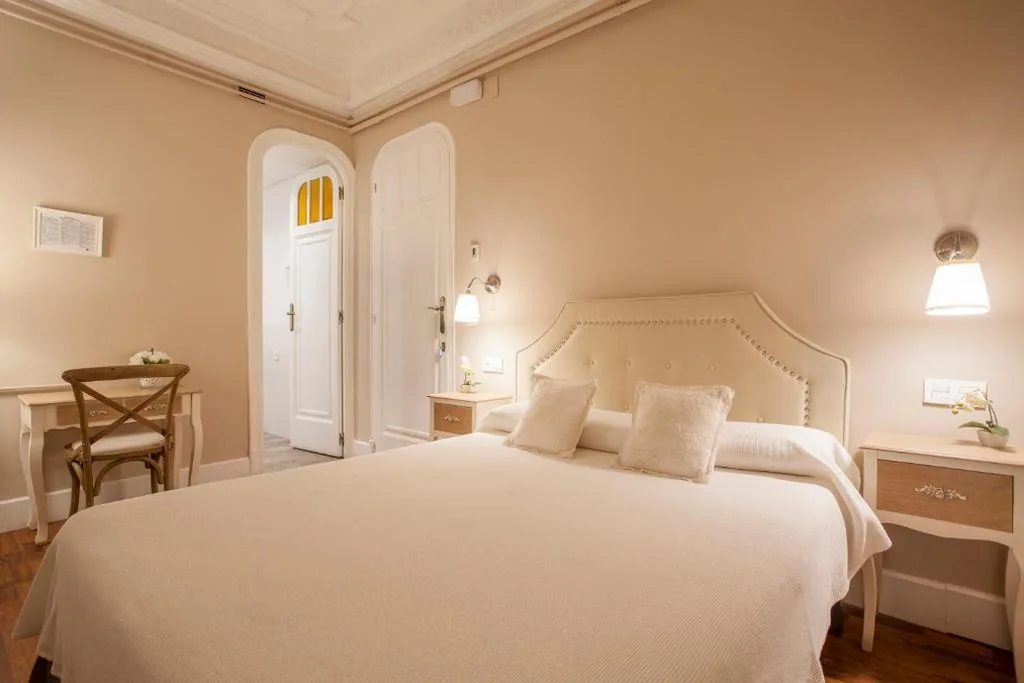 Camera standard con letto matrimoniale grande e bagno privato — Hi Valencia Boutique