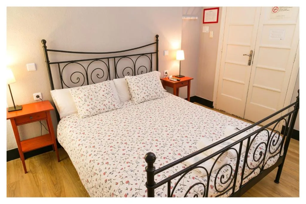 Einfaches Doppelzimmer mit Gemeinschaftsbad — Hi Valencia Canovas