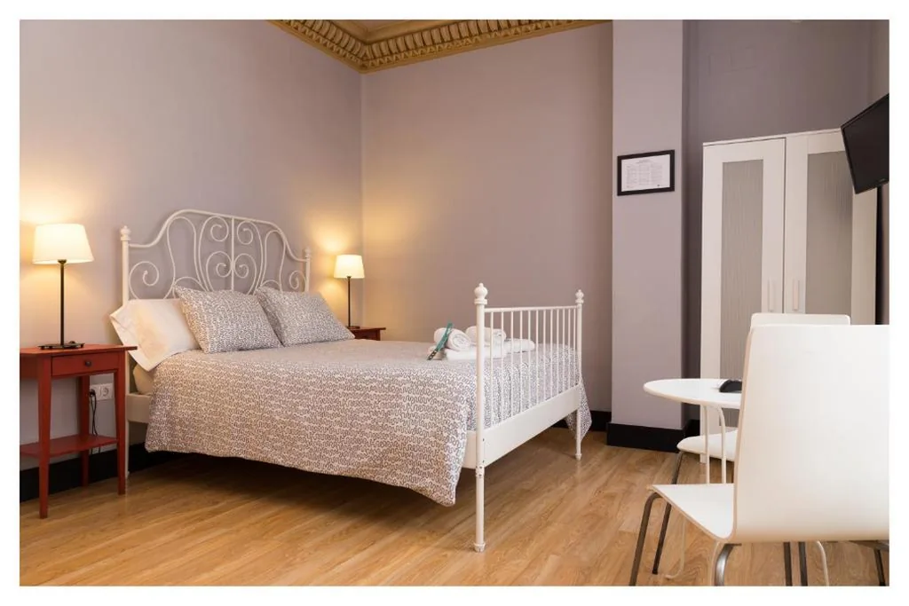 Standard-Doppelzimmer mit externem eigenem Bad — Hi Valencia Canovas