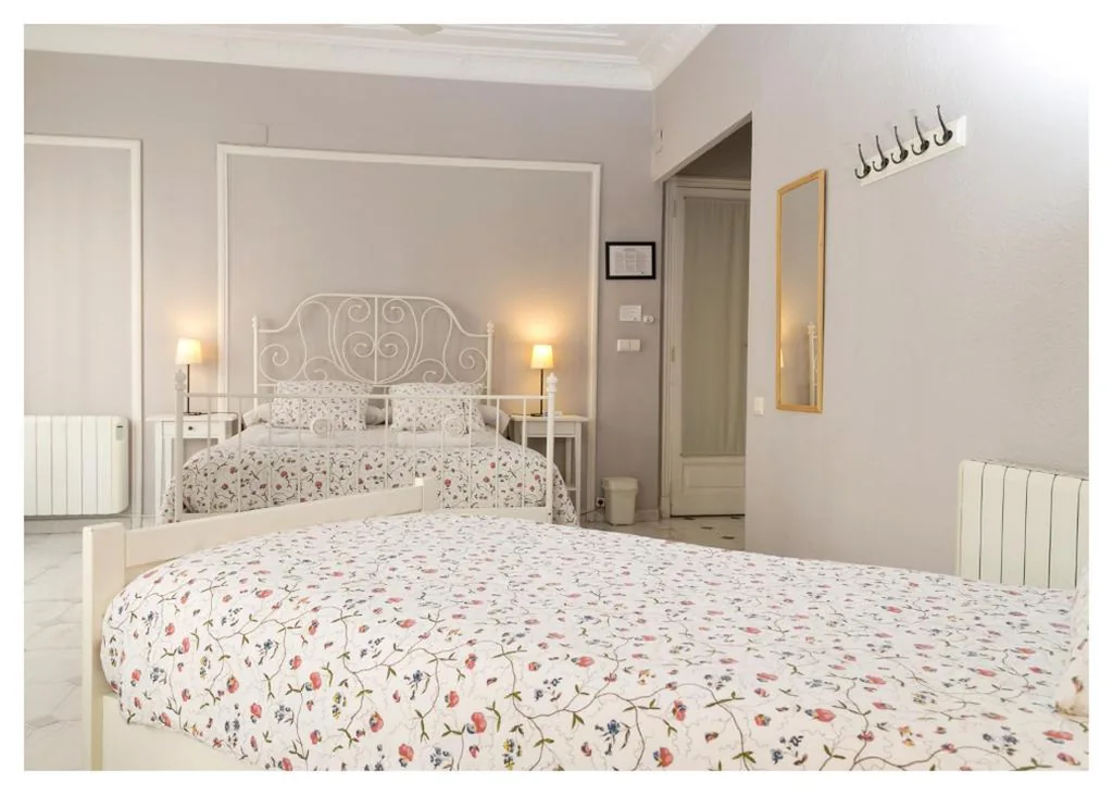 Superior-Dreibettzimmer mit eigenem Bad — Hi Valencia Canovas