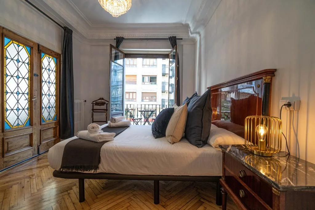 Habitación Doble Deluxe con baño compartido — HiHome Hostel Uría