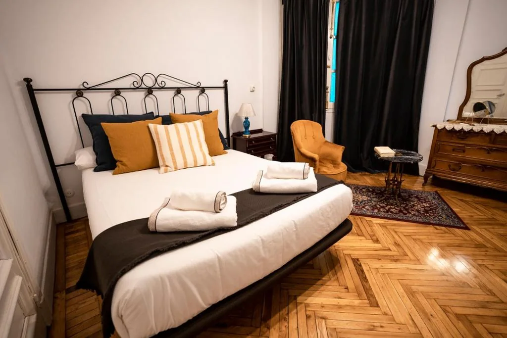 Habitación Triple con baño compartido — HiHome Hostel Uría