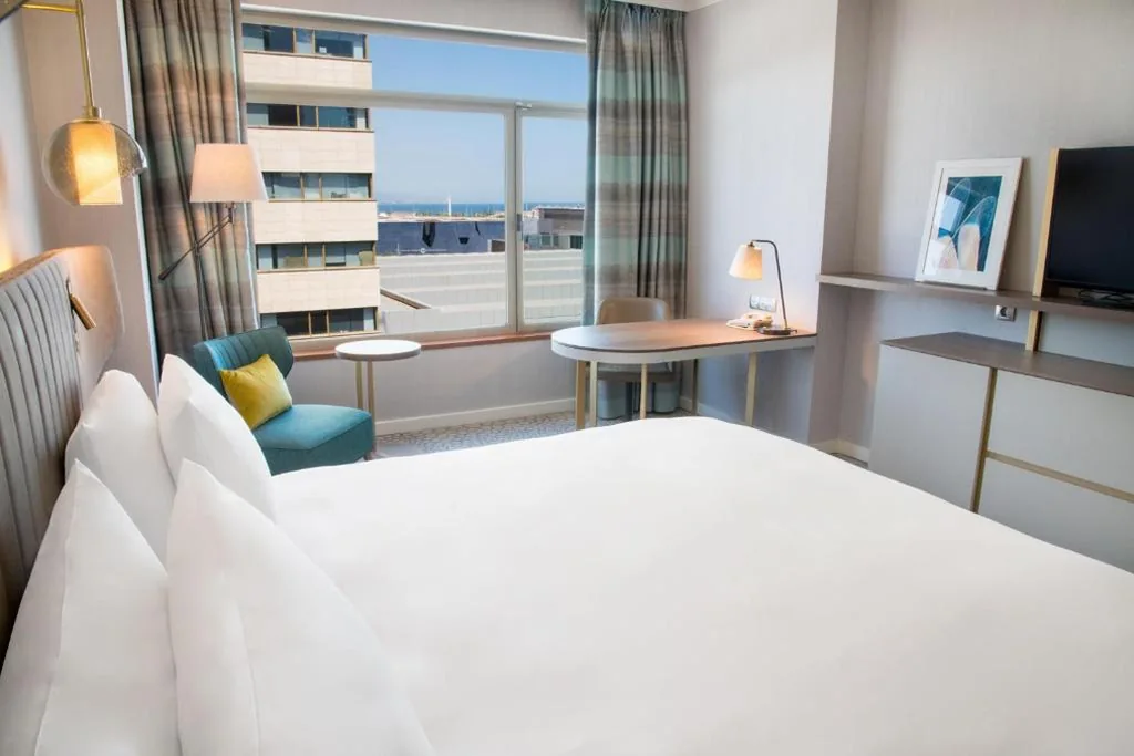Habitación con cama extragrande — Hilton Diagonal Mar Barcelona