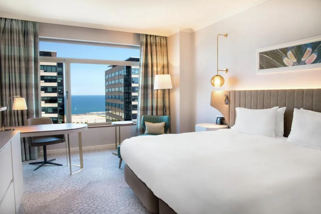 Habitación con cama extragrande y vistas a la piscina — Hilton Diagonal Mar Barcelona