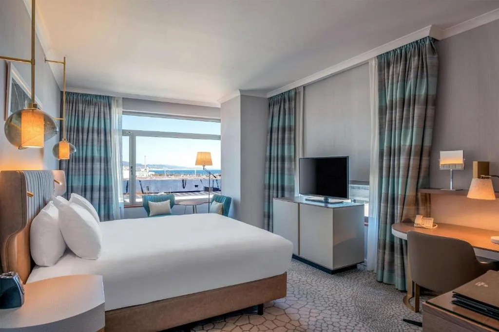 Habitación Esquinera con cama extragrande — Hilton Diagonal Mar Barcelona