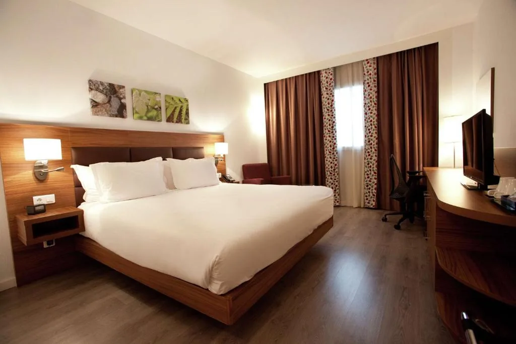 Quarto com cama de casal extragrande. — Hilton Garden Inn Málaga