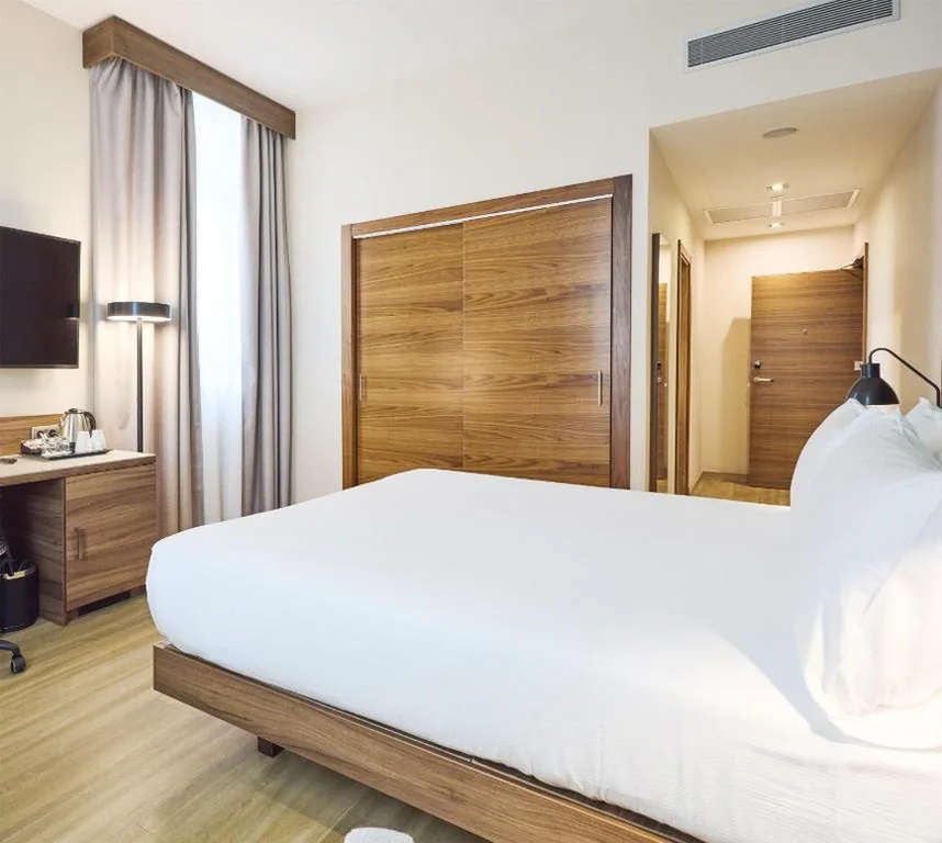 Zimmer mit extragroßem Doppelbett — Hilton Garden Inn Sevilla