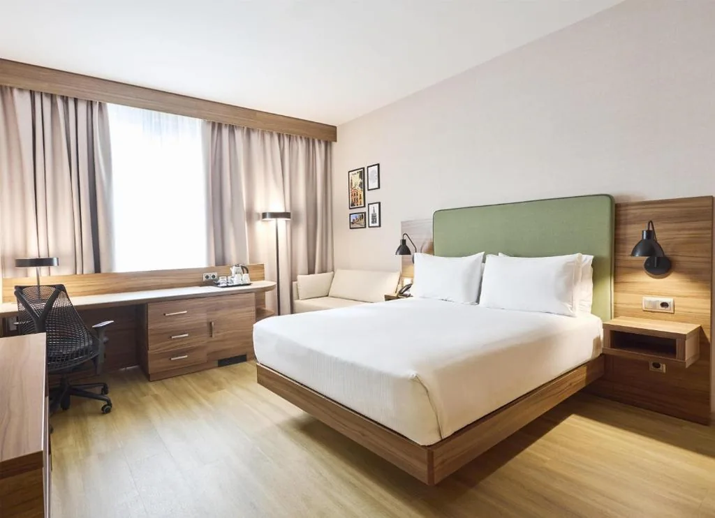 Barrierefreies Zimmer mit großem Doppelbett — Hilton Garden Inn Sevilla