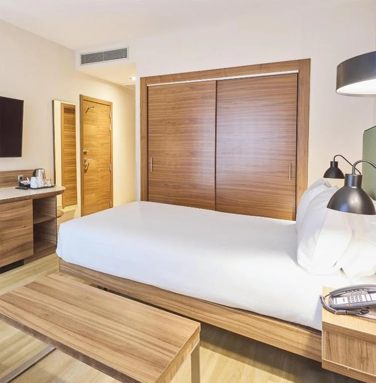 Zimmer mit großem Doppelbett — Hilton Garden Inn Sevilla