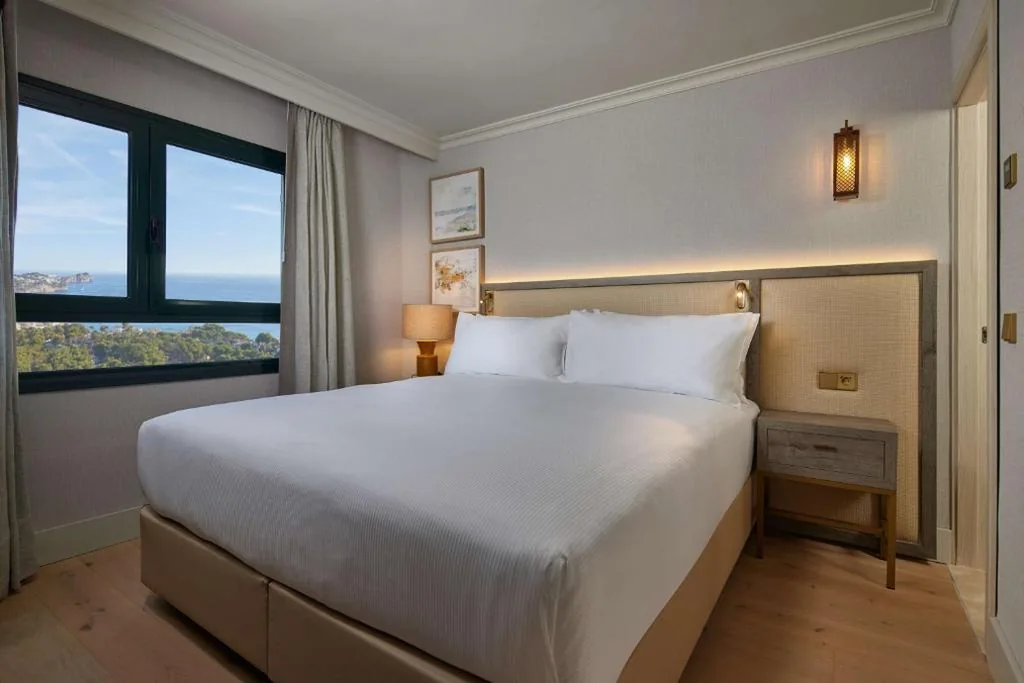 Familiensuite mit 2 Schlafzimmern - extragroßes Doppelbett — Hilton Mallorca Galatzo