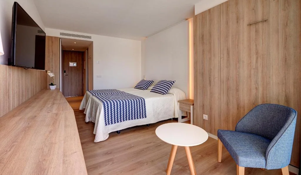 Camera Doppia con vista sulla piscina — Hipotels Bahia Cala Millor - Adults Only