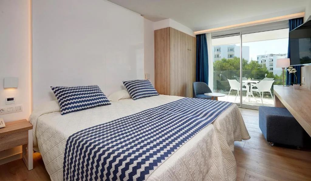 Camera Doppia con vista sul mare o sulla piscina — Hipotels Bahia Cala Millor - Adults Only