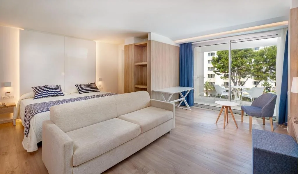 Suite Junior con vista sulla piscina — Hipotels Bahia Cala Millor - Adults Only