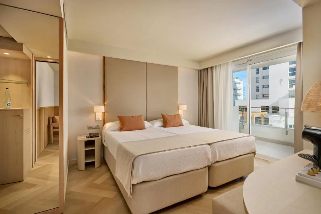 Suite con vistas a la piscina — Hipotels Don Juan