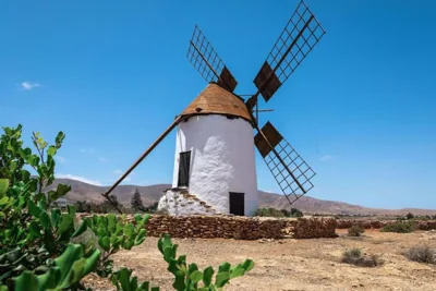 Histórica Villa con molino de viento — photo 10