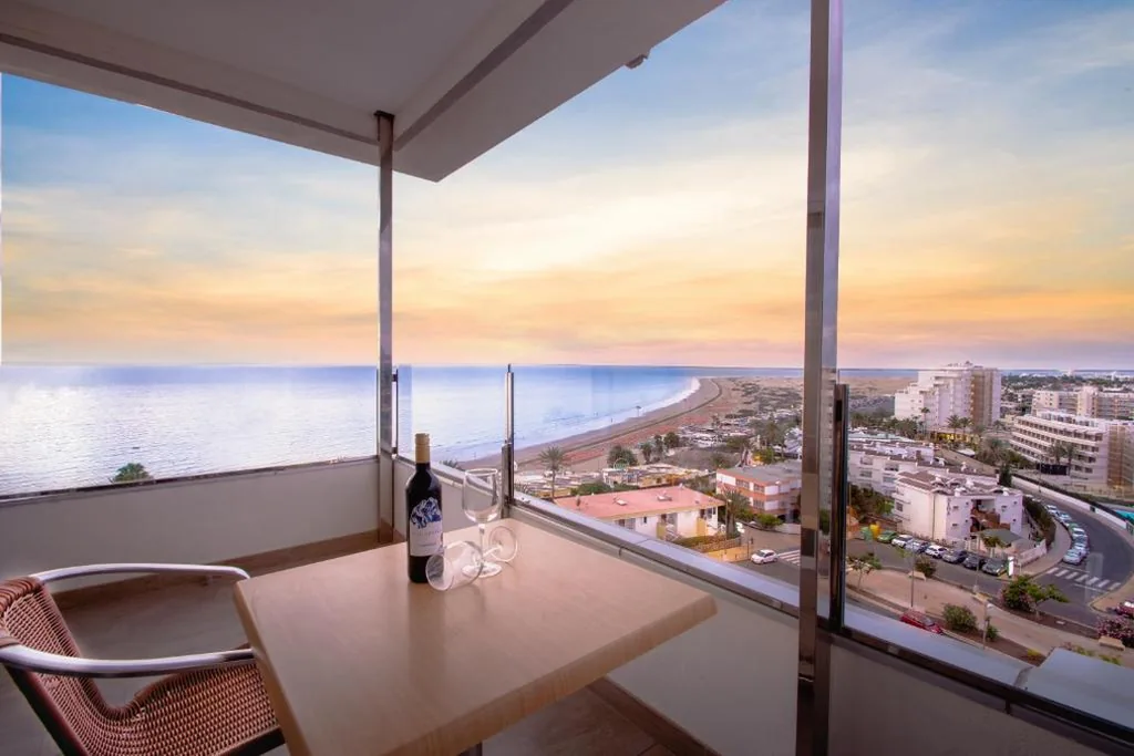 Deluxe Suite with Hot Tub — HL Suitehotel Playa del Inglés - Adults Only