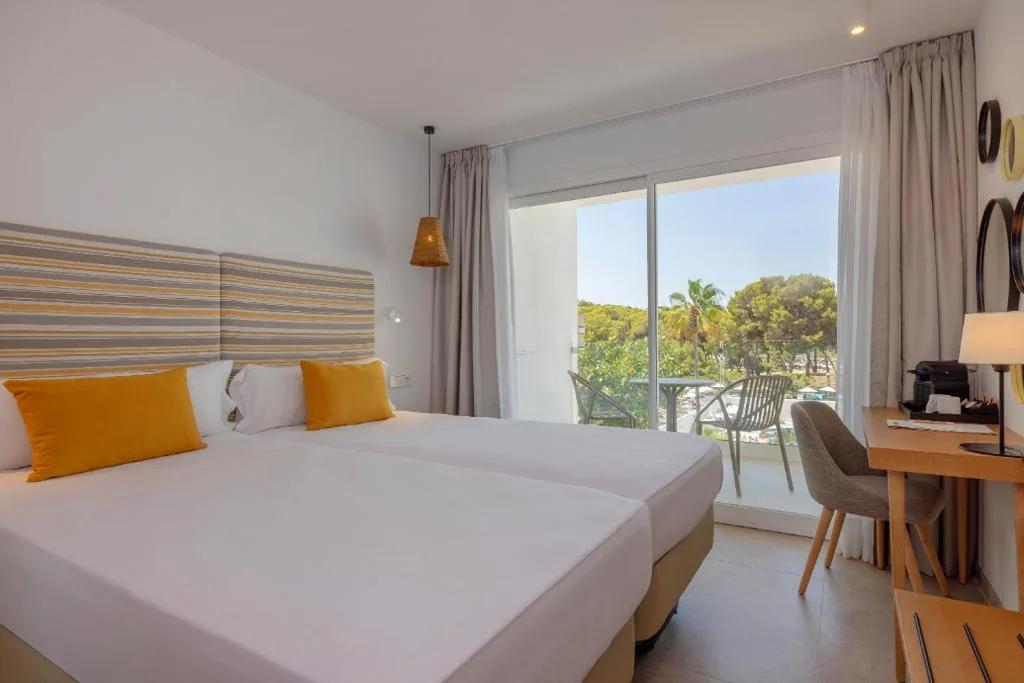 Quarto Twin com varanda e vista parcial para a praia — HM Isabela-Adults Only