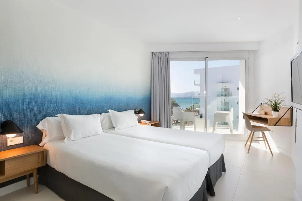 Doppelzimmer mit seitlichem Meerblick und Balkon (2 Erwachsene + 1 Kind) - 2 Betten — HM Tropical