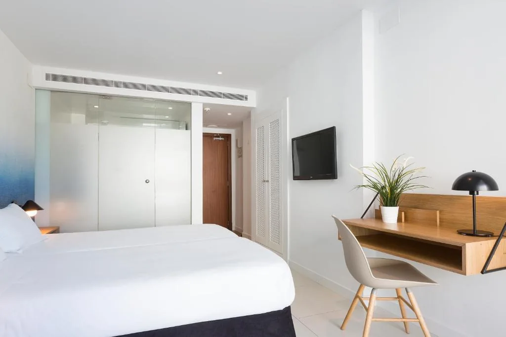 Doppelzimmer mit seitlichem Meerblick und Balkon (3 Erwachsene) - 2 Betten — HM Tropical
