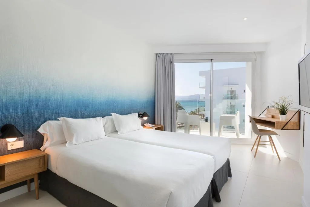 Doppelzimmer mit seitlichem Meerblick und Balkon - 2 Betten — HM Tropical