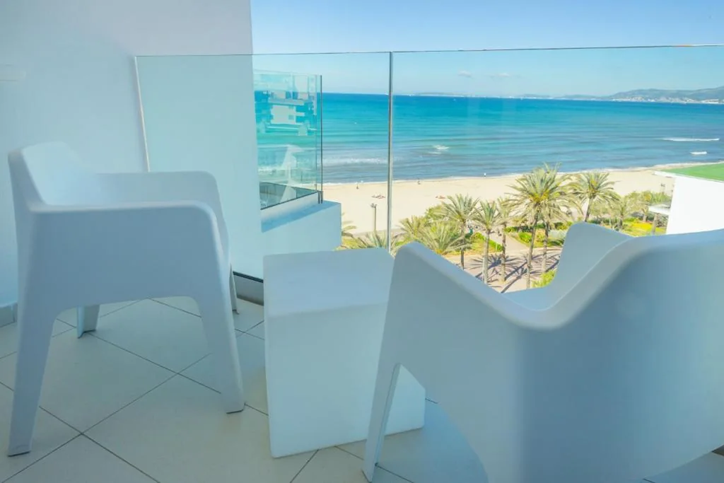 Premium-Doppelzimmer mit seitlichem Meerblick und Balkon - 2 Betten — HM Tropical