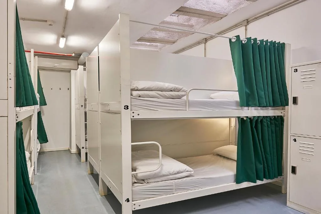 Cama em dormitório misto com 11 camas — Hola Hostal Collblanc