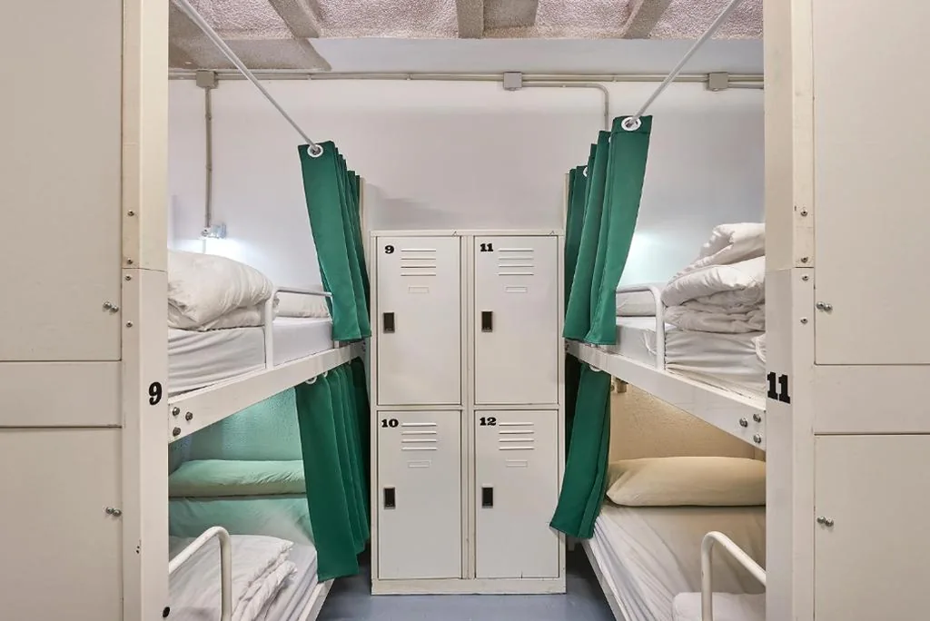 Cama em dormitório misto com 18 camas — Hola Hostal Collblanc