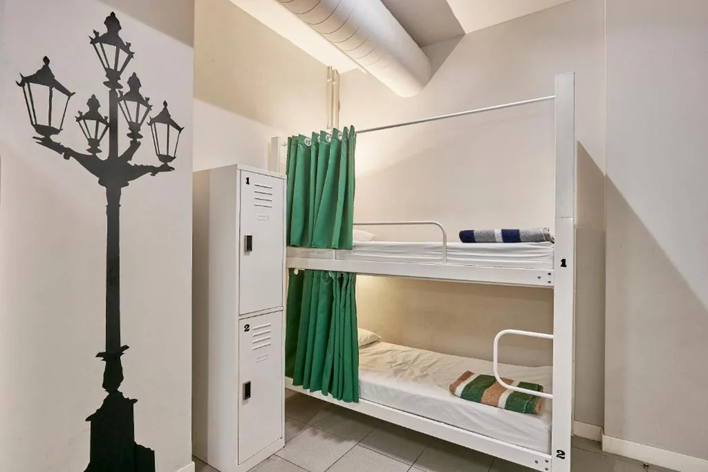 男女共用18人部屋のベッド — Hola Hostal Eixample