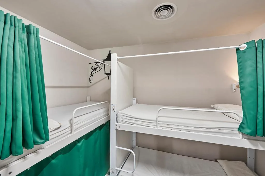 男女共用8人部屋のベッド — Hola Hostal Eixample