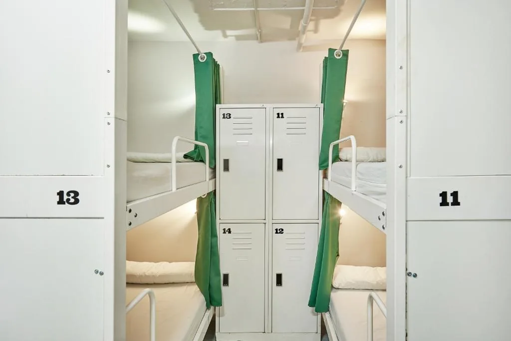 男女共用14人部屋のシングルベッド — Hola Hostal Eixample