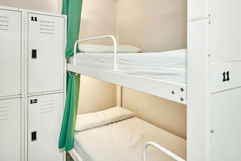 女性専用16人部屋のシングルベッド — Hola Hostal Eixample