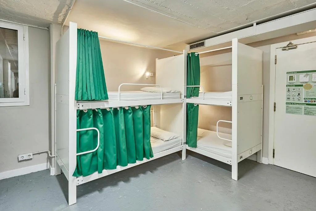 男女共用24人部屋のシングルベッド — Hola Hostal Eixample