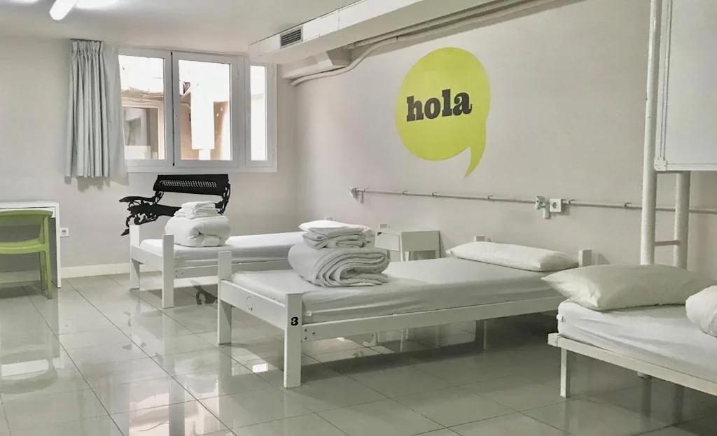 専用バスルーム付きトリプルルーム — Hola Hostal Eixample