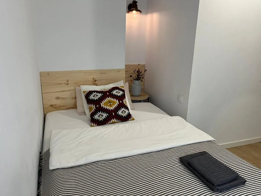 Habitación Individual con baño compartido — Hola Hostel Alicante