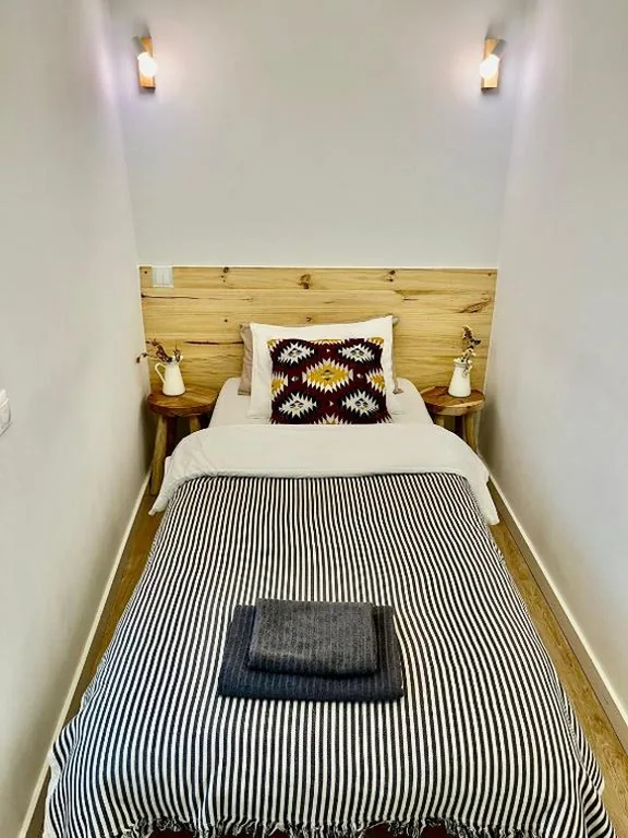 Habitación Individual con ducha y aseo compartidos — Hola Hostel Alicante