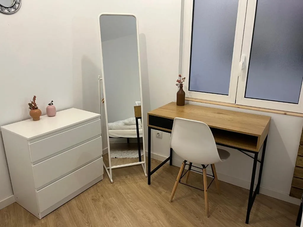 Habitación Individual Estándar con baño compartido — Hola Hostel Alicante
