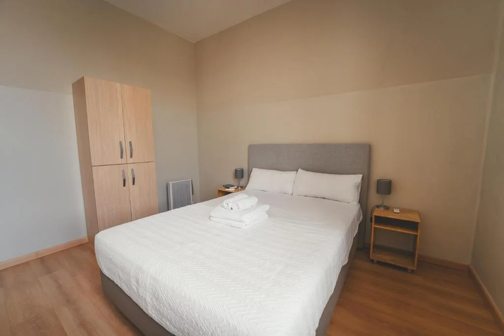 Habitación Doble con baño privado — HolaCamp Mequinenza
