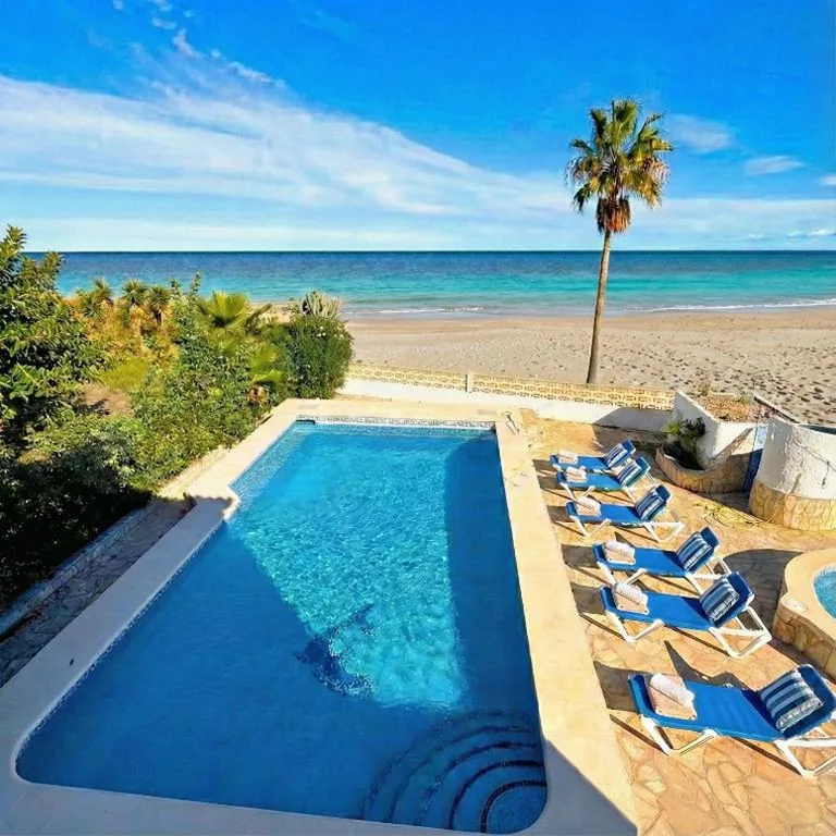 Casa con 3 camere da letto — holaVivienda - Villa de lujo a pie de playa con piscina privada