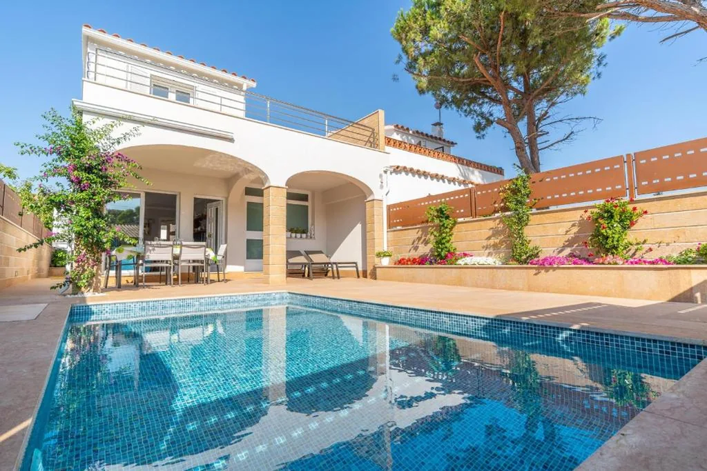 Villa con piscina privata — Holiday Home Bruna