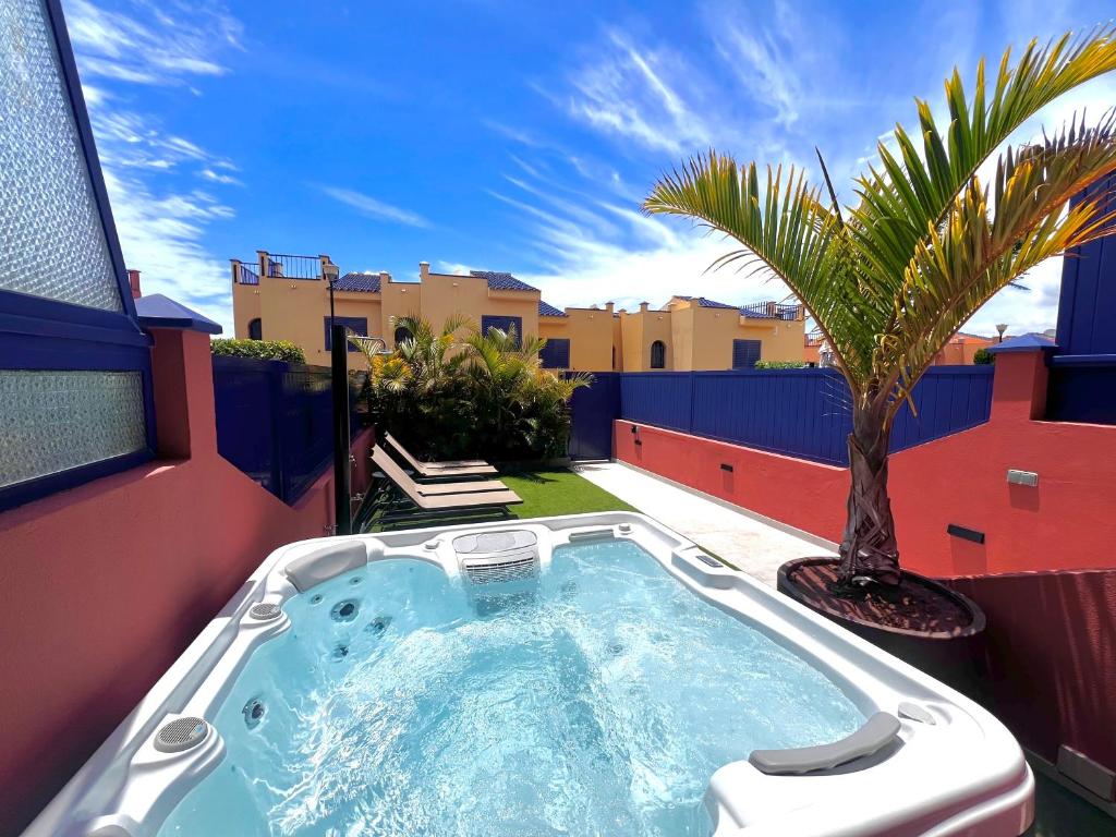 Holiday home in meloneras with sea views, golf and private jacuzzi